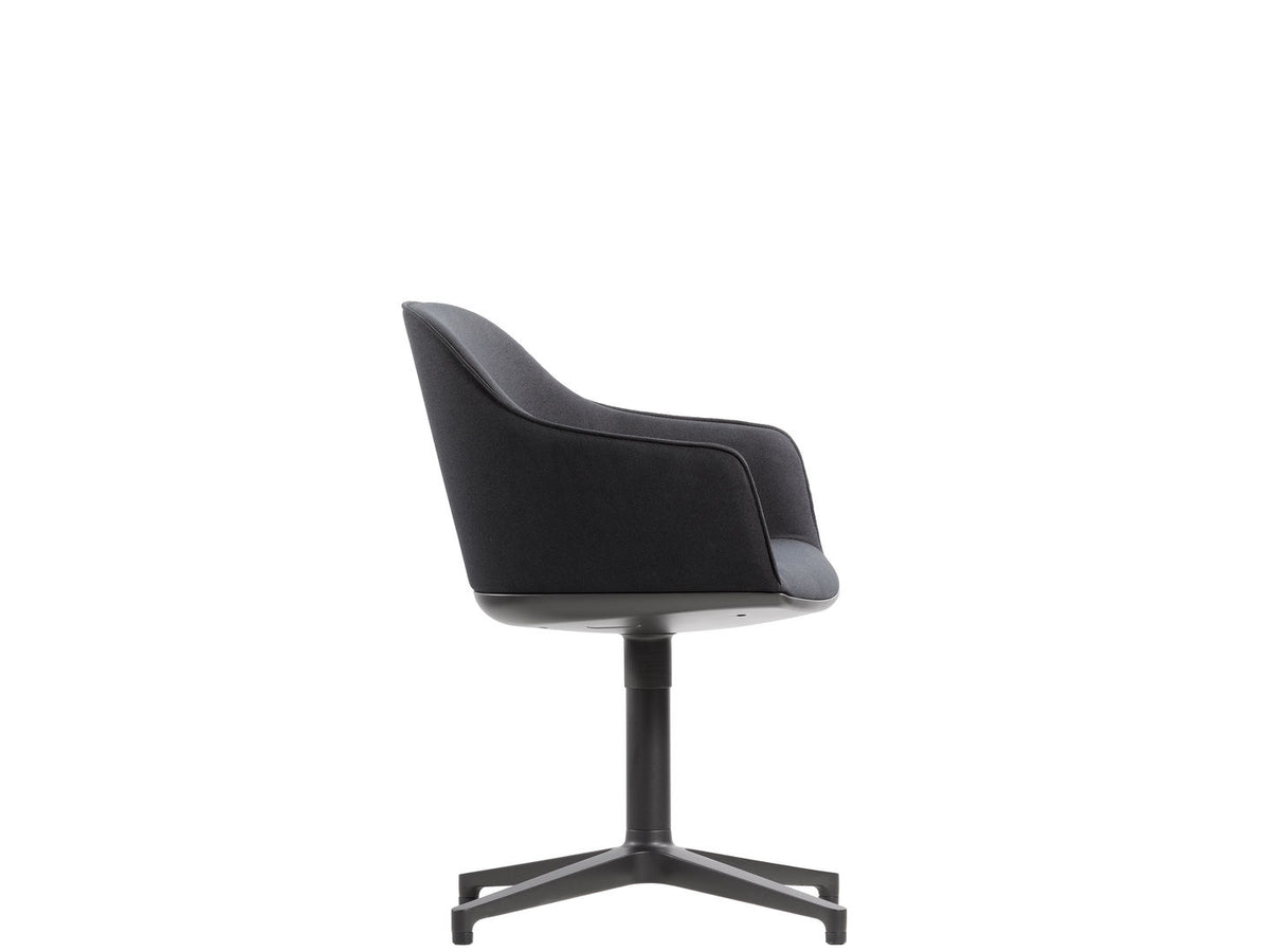 Softshell Chair – tmavě šedý potah, čtyřramenná podnož, boční pohled, studiové foto