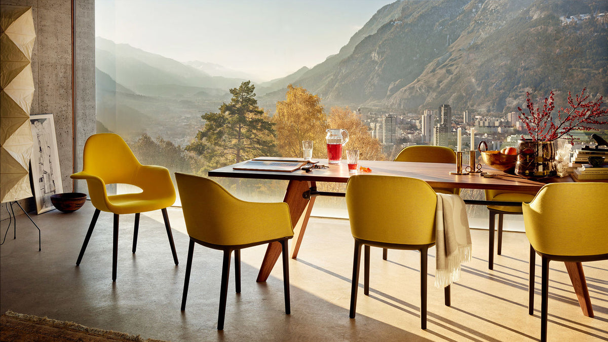 Softshell Chair v jídelním interiéru – žluté potahy, čtyřnohá podnož (lifestyle foto)