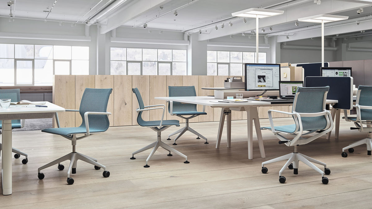 Physix v reálném kancelářském interiéru – modrý potah (lifestyle foto)