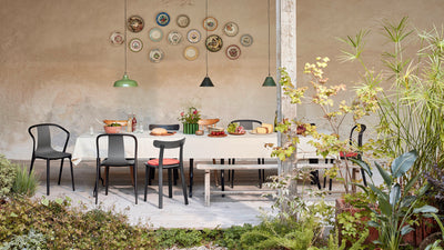 Belleville Chair na venkovní terase u jídelního stolu (lifestyle foto)