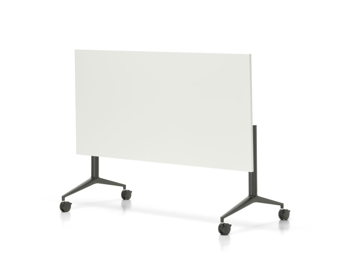 Sklopný stůl Vitra MedaMorph se světlou deskou melamin soft light, boční pohled na sklopnou podnož s kolečky