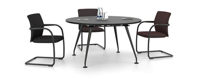 Kulatý jednací stůl Vitra MedaMorph s černou deskou a kancelářskými židlemi