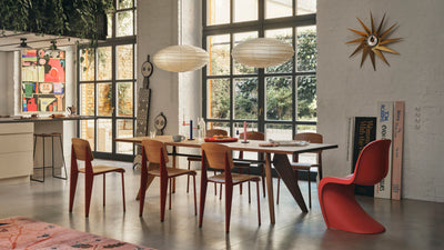 Jídelní stůl S.A.M. Bois s ořechovou deskou v jídelně se židlemi Standard a Panton Chair
