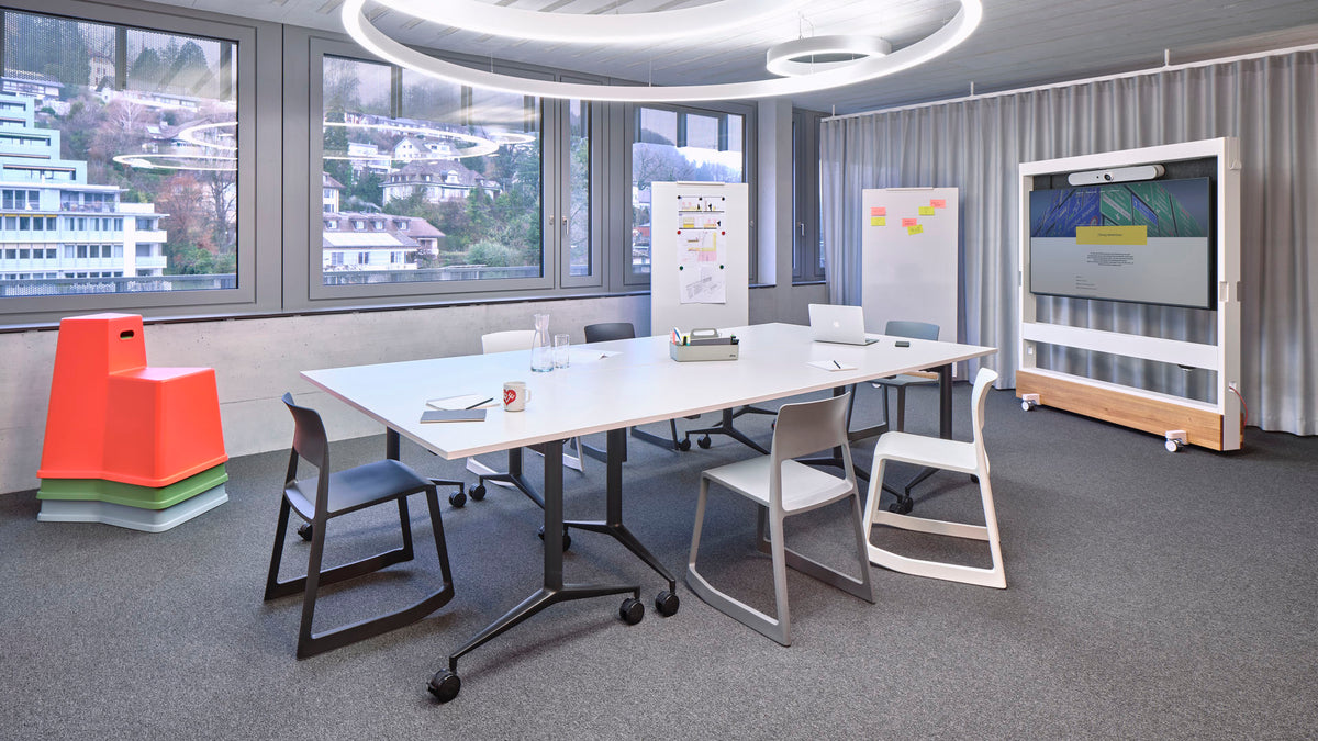 Sklopný jednací stůl Vitra MedaMorph ve velké zasedací místnosti s výhledem z okna