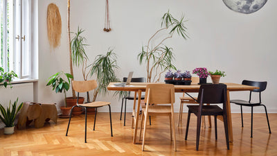 Židle Moca ve stylizované sestavě s Chaise Tout Bois, lifestylová fotografie