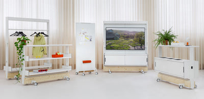 Sestava Dancing Wall 2 – šatní stojan, popisovací tabule a TV jednotka, studiové foto