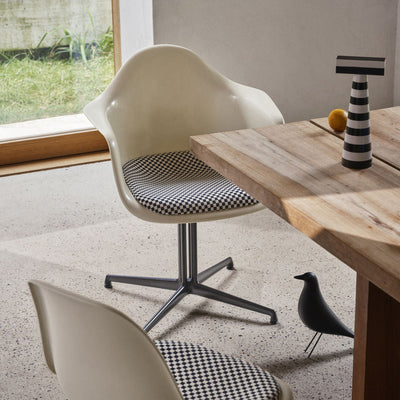 Židle Eames Fiberglass DSL