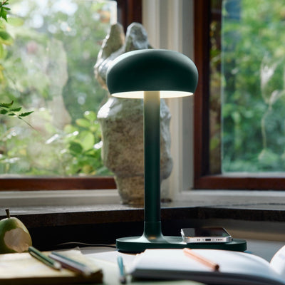Stolní lampa Emendo s  bezdrátovým nabíjením